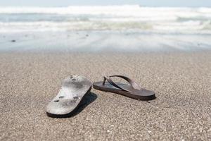 teenslippers op het strand foto