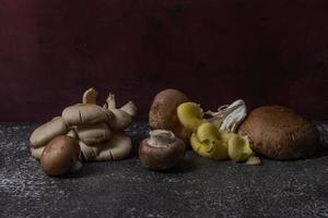 heerlijke champignons op rustieke achtergrond foto