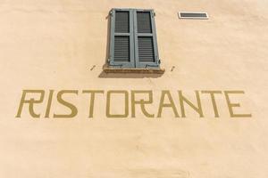 restaurant bord aan de muur foto