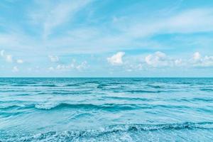 rustig uitzicht op zee met witte wolk en blauwe lucht ontspannend concept, mooie tropische achtergrond voor reislandschap foto