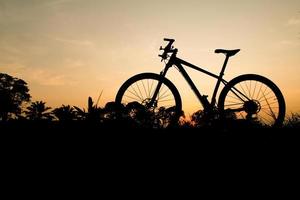 silhouet van een mountainbike in de avond. fitness- en avontuurideeën foto