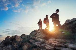 jonge Aziatische paar klimmen op de berg, wandelen en teamwerk concept. foto