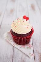 rood fluwelen cupcakes met rood hart erop foto