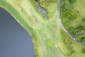 luchtfoto drone shot van prachtige groene golfveld fairway en groene top-down afbeelding voor sport achtergrond en reizen natuur achtergrond geweldig uitzicht foto