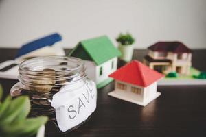 geld besparen voor huis in de glazen fles foto