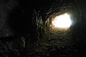 de weg van de 52 tunnels is een militair muilezelpad gebouwd tijdens de eerste wereldoorlog op het pasubio-massief in italië foto