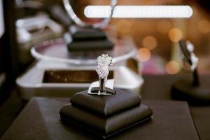 diamanten ringen in sieraden luxe winkel etalage foto