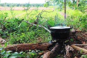 kookpot met stoom op de oude brander. foto