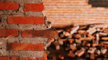 close-up van het puin van een industrieel gebouw dat instort in een stapel beton en baksteen. en het grillige puin veroorzaakt door het falen van de ingenieurs bij de verlaten constructie. foto