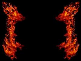 gevaarlijke hete inferno brand vlammen fotolijstjes abstracte vuur pleinen op zwarte achtergrond voor ontwerp. foto