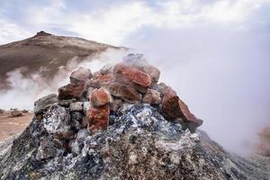 close-up van dampende fumarole in geothermisch gebied van hverir bij namafjall foto