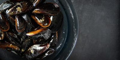 mosselen in shell zeevruchten verse gezonde maaltijd voedsel snack dieet op tafel kopieer ruimte voedsel achtergrond rustiek bovenaanzicht foto