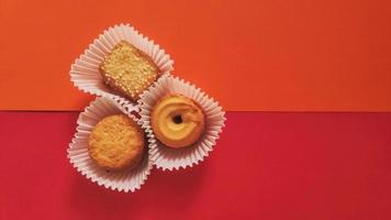 vormen van cookies in stapel op rode achtergrond foto