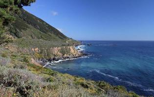 prachtig uitzicht langs de beroemde snelweg 1 in californië, usa foto