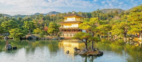 mooi van de kinkakuji-tempel of het gouden paviljoen in het herfstgebladerteseizoen, oriëntatiepunt en beroemd om toeristische attracties in Kyoto, Kansai, Japan foto
