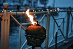 brandende olielamp aan het water in ontspannen sfeer in blavand foto