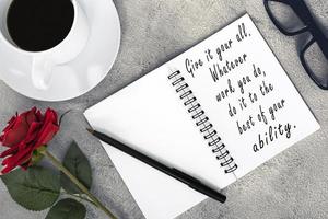 motiverende en inspirerende citaat op notebook op witte marmeren tafel. foto