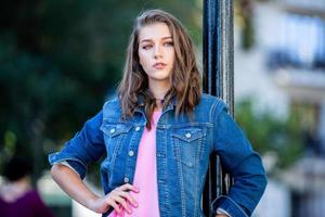 mooie vrouw drinkt thee buitenshuis. hipster vrouw ontspannen in de natuur foto