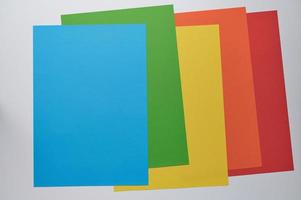kleurrijke vijf papieren die op elkaar liggen, achtergrondfoto met kopieerruimte voor elke tekst foto