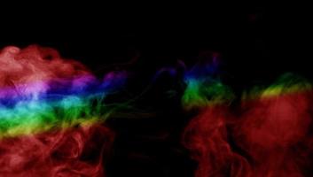 abstracte rook geïsoleerd op zwarte achtergrond, regenboogpoeder foto