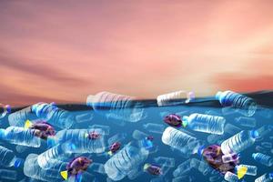 het concept van plastic afval in de zee. plastic flessen drijvend in de zee foto