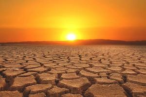 opwarming van de aarde, droogte, gebrek aan regen, geen seizoensgebondenheid het land is gebarsten. concept van milieuverandering en opwarming van de aarde foto