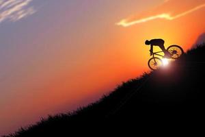 man met fiets en avontuurlijke reizen foto