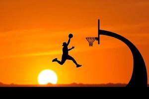 basketbalspeler silhouet springen foto
