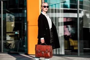 portret van succesvolle zakenvrouw. blond europees meisje. Russische zakenvrouw. hipster meisje outfits. foto