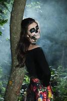 halloween vampier vrouw portret over enge nacht achtergrond. vampier make-up mode kunst design. model meisje in halloween kostuum en make-up. foto