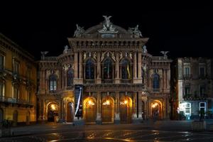 bellini theaterplein historisch theater in catania in de avond foto