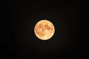volle maan gefotografeerd vanuit Noord-Italië foto