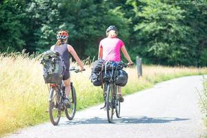 twee meisjes oefenen fietsen op een fietspad foto