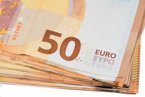 pakket van 50 euro op een witte achtergrond foto