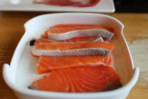 selectieve focus van vers gesneden zalmfilet om te koken of shabu shabu en sukiyaki, japans eten foto