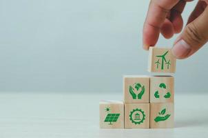 hand zetten houten kubussen met esg milieu sociaal bestuur symbool op tafel kopieer space.business concepten. foto