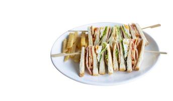 geïsoleerde shot van een clubsandwich en frietjes - perfect voor een foodblog of menugebruik foto
