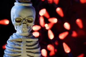 Halloween-feestdecoraties in spookachtige lichtomgeving foto