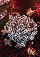 stapel chocolade pepermunt schors snoep op kerst achtergrond foto