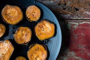 gebakken plakjes oranje zweetaardappelen plat gelegd foto