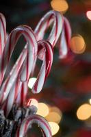 stapel snoepstokjes op kerstachtergrond foto