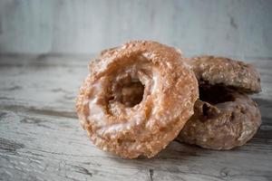 stapel geglazuurde donuts op rustieke tafel foto