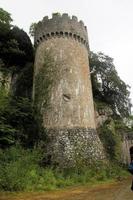 abergele in wales in het verenigd koninkrijk in mei 2015. uitzicht op gwrych castle foto