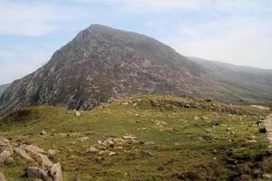 een uitzicht op het platteland van Wales in Snowdonia in de buurt van Lake Ogwen foto