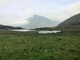 een uitzicht op het platteland van Wales in Snowdonia in de buurt van Lake Ogwen foto