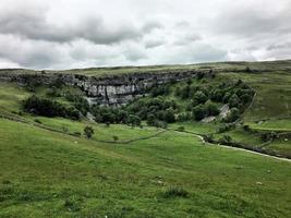 een uitzicht op de yorkshire moors in de buurt van mallam cove foto