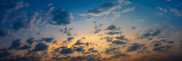 mooie blauwe lucht en wolken natuurlijke achtergrond. foto