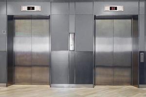 moderne lift met gesloten deuren in lobby foto