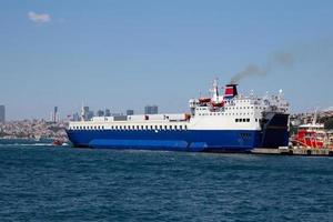 roro-schip in de haven foto