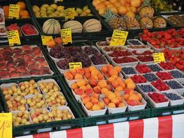 diverse soorten fruit waaronder bessen perziken abrikozen meloenen foto